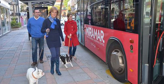 La alcaldesa de Fuengirola, Esperanza Oña, acompañada de la edil de Sanidad, Carmen Díaz, y del concejal de Seguridad Ciudadana, Rodrigo Romero.