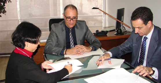 Empezando por la izquierda, Laura Takahashi y Patxi Ochoa, de Zona Desarrollo, junto a Rafael Barbadillo, presidente de Asintra.