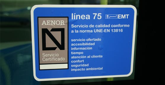 Etiqueta en una cristalera del autobús que certifica el servicio.