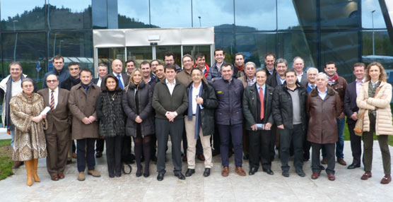 Una delegaci&oacute;n de Fecalb&uacute;s visita las instalaciones de Irizar en la localidad guipuzcoana de Ormaiztegui