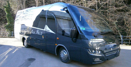 Indcar entrega un vehículo Wing a la empresa Estarriol y una unidad Mago2 a Lux Bus