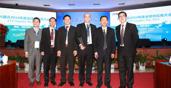 De izquierda a derecha: George Ou, Ceva; James Gong, ZTE; Tony Wu, Ceva; Jacob Moe, Ceva; Qiu Weizhao, ZTE, y Jeff Zhou, ZTE, durante la entrega del reconocimiento.