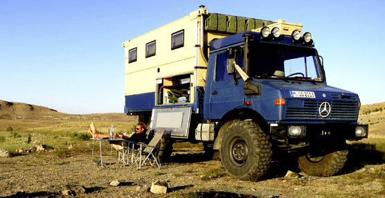  Peter Glas junto al Mercedes- Benz Unimog 1300 L.