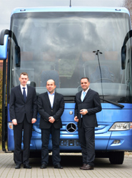 De izquierda a derecha: Tomasz Talarek, portavoz de la división de Autobuses y Autocares de Mercedes-Benz en Polonia; Rafal Janczuk, propietario de RafTrans; y Antonio Cavotta, CEO de EvoBus Polska.
