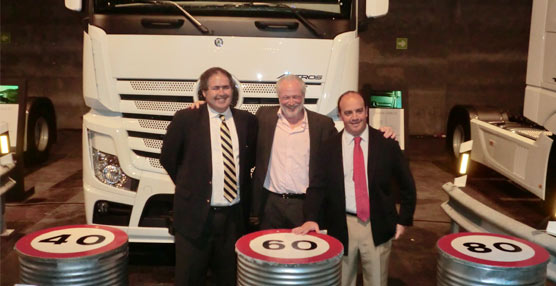 Vicente Cano, Jose Luis López-Achummer y Antonio García, delante del nuevo Actros Euro 6.