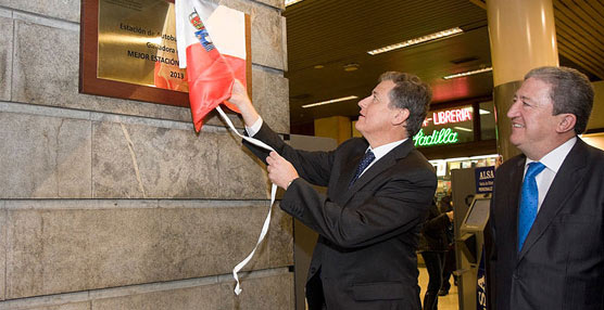 El consejero de Innovación, Industria, Turismo y Comercio, Eduardo Arasti, el pasado mes de febrero durante la entrega de un premio a la estación de autobuses de Santander como la mejor de 2013 de España, otorgado por Aneceta.