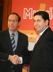 Firma del protocolo con el Ayuntamiento de Murcia para implantar el título de transporte compartido.