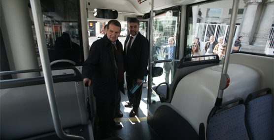 La empresa de transporte público de Vigo presenta un autobús híbrido que funcionará en la línea circular de la ciudad