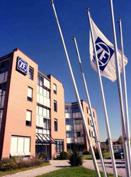 ZF abre una nueva planta común en Pune.