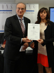 Paloma Fernández-Navas, directora general corporativa de Pons, recibe el certificado de manos de Avelino Brito, director general de Aenor.