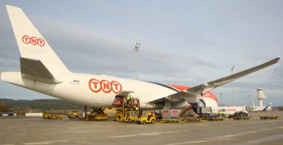 Un avión comercial en el aeropuerto de Vitoria-Gasteiz. Foto Cámara de Vitoria.