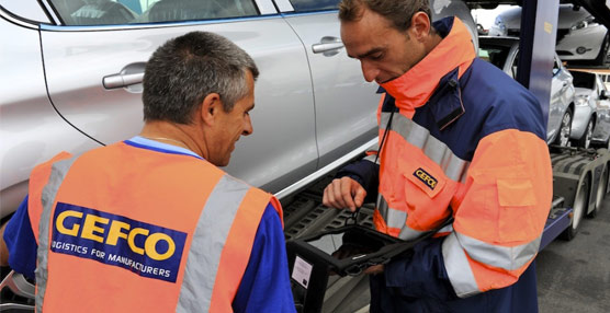 La aplicación permite examinar los vehículos y su carga de forma más rápida. Foto GEFCO.