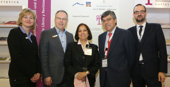 Astrid Zand, David Ruetz y  Luz Marina Heruday, jefa de prensa, director  y  subdirectora de ITB  Berlín con  Miguel Montes y  Gonzalo Nates, del CDT, en el stand de la exposición.