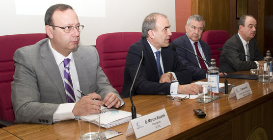 Hacia el fondo, Marcos Basante (Astic), el Secretario General de Infraestructuras, Manuel Niño, el Presidente del Colegio de Ingenieros, Juan Antonio Santamera y el Presidente del Patronato, Miguel Ángel Ochoa de Chinchetru. Foto F. Corell.