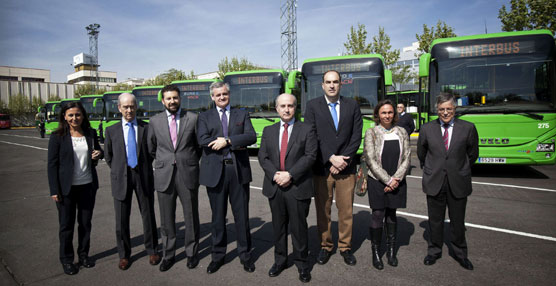 El director gerente del CRTM visita Interbús para conocer los vehículos y el puesto de mando de la compañía
