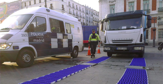 La Polic&iacute;a Municipal de Madrid y la DGT controlan el peso de la carga en camiones de transporte que transitan por la ciudad