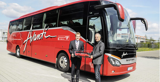 Heinz Friedrich, portavoz de Setra en Alemania, presenta un modelo del S 515 HD al director general de Avanti, Hans-Peter Christoph.