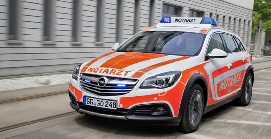 Opel participa en el salón europeo del auxilio y emergencias RETTmobil 2014 con el Opel Insignia Country Tourer