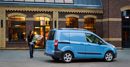 Con el ligero Courier Ford termina de renovar la gama Transit. Foto Ford.