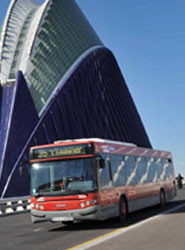 La estrategia incluye un plan global para garantizar la mejora sostenida del transporte público en la ciudad. 