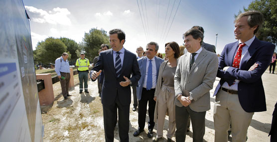 Ignacio González junto a delegados del Gobierno regional durante el inicio de la obras del tercer carril de la M-503.