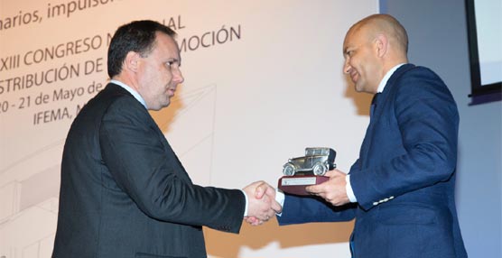 Jaime García-Legaz Ponce, secretario de Estado de Comercio, entrega el galardón acreditativo a Pablo Martínez, presidente de la Asociación Española de Concesionarios de Peugeot.
