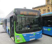 Dbus presenta los cuatro nuevos autobuses articulados de 18 metros que se incorporan a la flota de transporte urbano