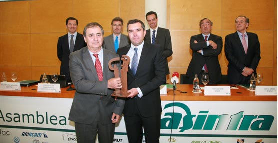 El presidente y vicepresidente de Asetra recogen el premio.