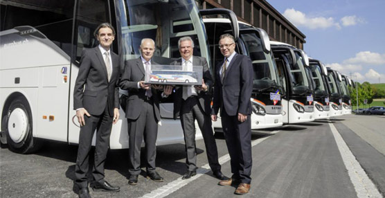 Miembros de Setra y Eurobus en el momento de la entrega.