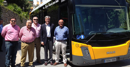 El alcalde de Jaén presenta un nuevo autobús de transporte urbano ecológico con la última tecnología