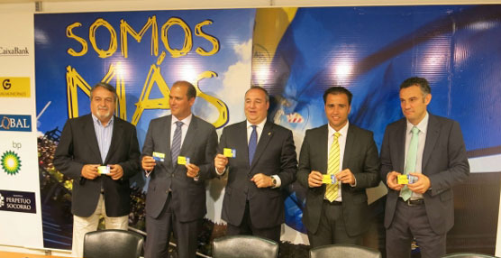 Momento de la rubricación del acuerdo entre Guaguas MunicipalMomentes, Global y la Unión Deportiva. 