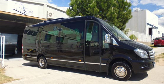 Elegance Limousines estrena una unidad Corvi Elit Long de Car-bus.net sobre furg&oacute;n Sprinter de MB