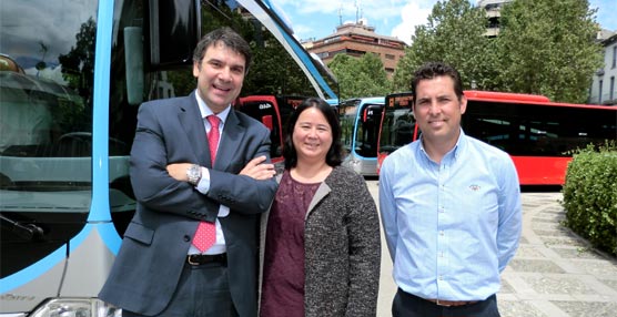 Francisco Gámez, de Transportes Rober, Ana Chai-Jurado, de EvoBus Ibérica, S.A, y Francisco Javier Dominguez Martin, de Transportes Rober.