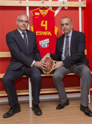 José Luis Sáez, presidente de la FEB, y Alberto Navarro, consejero delegado de Seur.