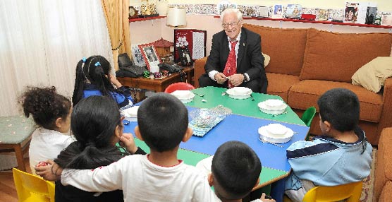 El Padre Ángel en un comedor infantil.