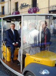 El alcalde de León prueba en la ciudad el primer vehículo de transporte público no pilotado