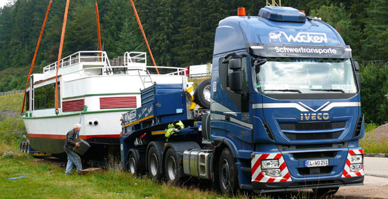 momento en el que el Iveco Stralis transporta el barco.