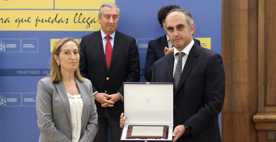 José Cosmen recibe la Medalla al Mérito del Transporte Terrestre. 