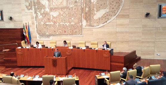 El consejero de Fomento, Víctor del Moral, en el Parlamento de Extremadura.