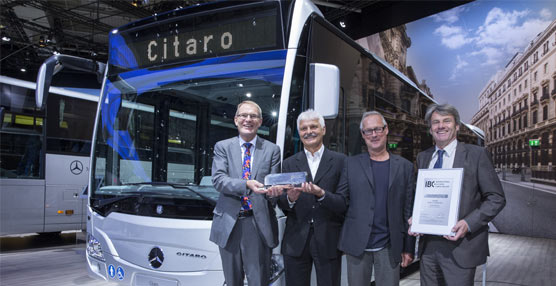 Miembros del equipo Mercedes-Benz tras recibir el galardón