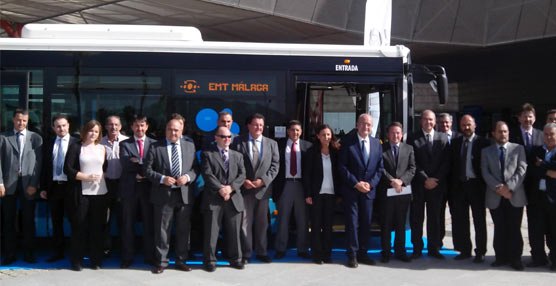 El alcalde de Málaga junto a representantes de Iveco y de EMT