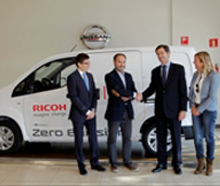 Nissan entrega dos unidades de su e-NV200 a Ricoh para realizar entregas y recogidas a los clientes