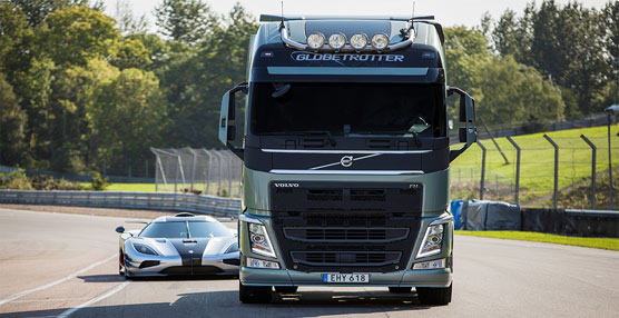 El Volvo FH se enfrenta a un Koeningseff One:1 en un circuito de carreras