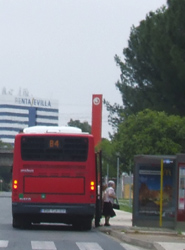 Los autobuses de Tussam irán incorporando cargadores USB para móviles.