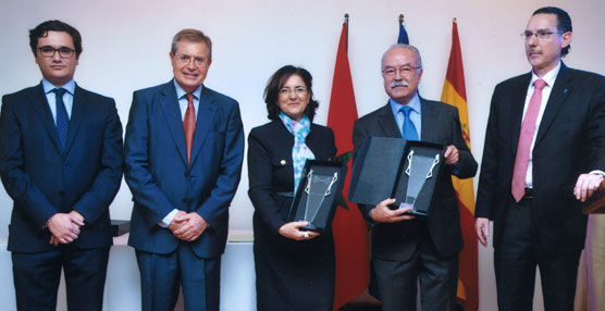 El presidente de la Autoridad Portuaria de la Bahía de Algeciras (APBA), Manuel Morón, y la directora general del Puerto de Tánger Med, Najlaa Diouri, han recogido en Tánger el Premio.
