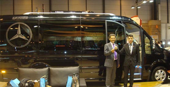 El carrocero Car-Bus.net entrega una unidad VIP a P&eacute;rez y Cair&oacute;s durante su presencia en la FIAA 2014