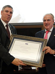 José Vicente de los Mozos reconocido con el premio.