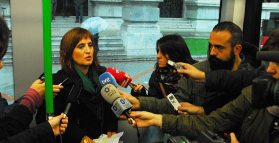La Diputada de Obras Públicas y Transportes de Bizkaia, Itziar Garamendi, durante la presentación de los nuevos autobuses.