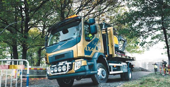 El nuevo Volvo FL con tracción a las cuatro ruedas resulta ideal para entornos urbanos y vías exigentes