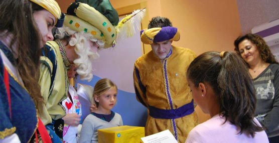 City Sightseeing lleva la Navidad a los niños de la 5ª planta de Pediatría del sevillano Hospital de Valme
